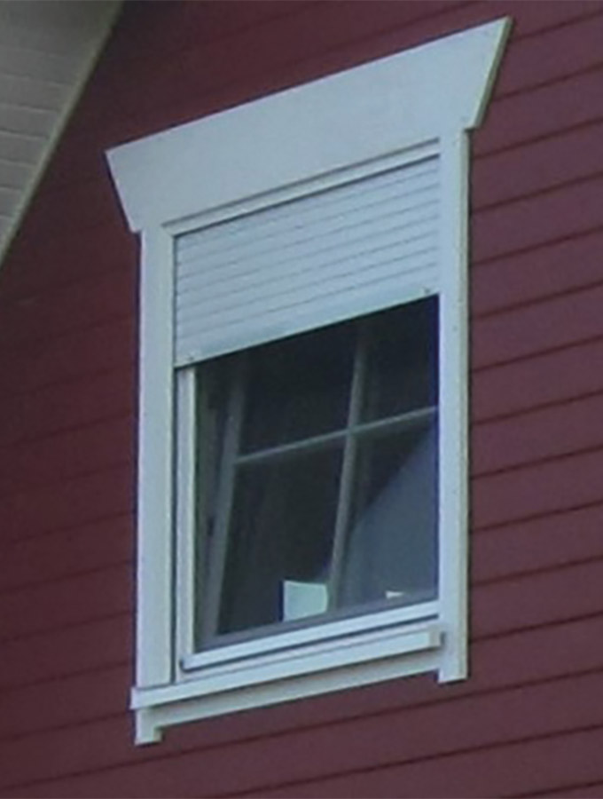 Fenster-mit-Rollladen-und-Kreuzsprosse Fenster mit Rollladen und Kreuzsprosse